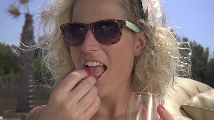 慢动作: 年轻女子吃香槟草莓