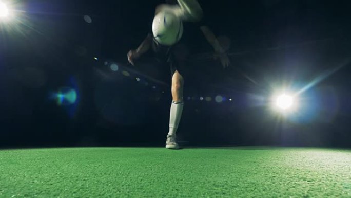 足球运动员的脚在运球。2018年世界杯的概念。