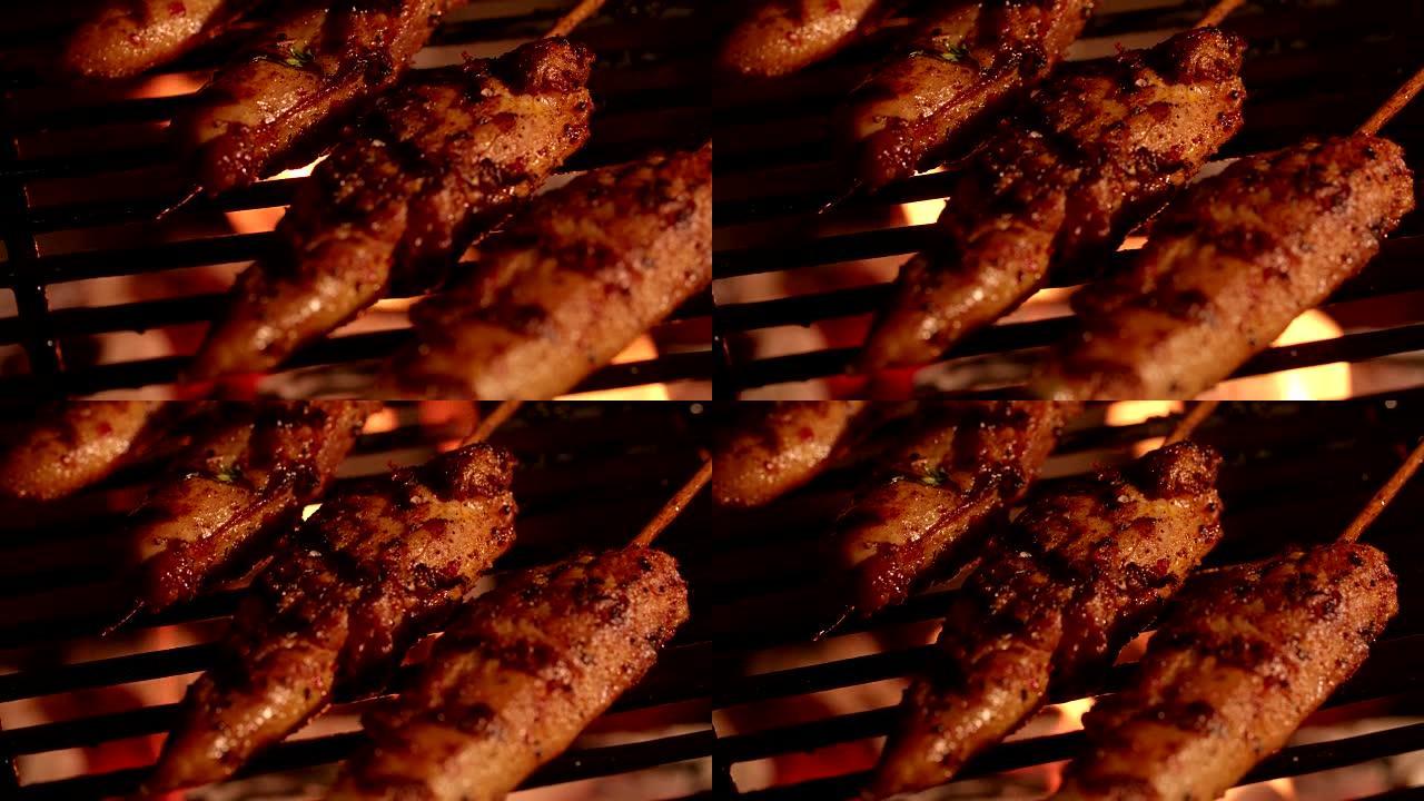 串鸡翅在发光的煤上烧烤