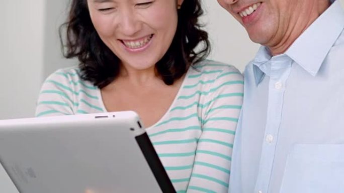 微笑的夫妇使用数字平板电脑