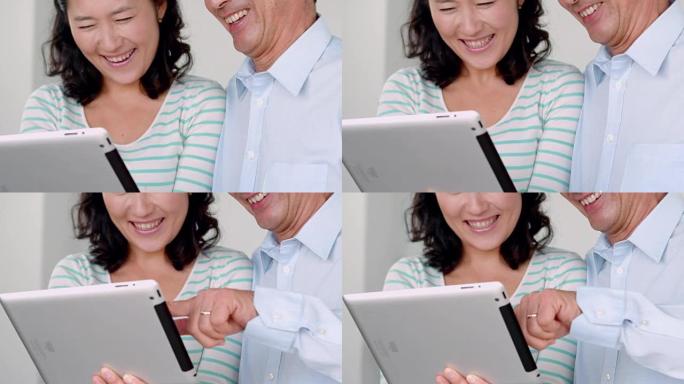 微笑的夫妇使用数字平板电脑