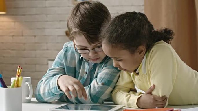 孩子们在平板电脑上上网