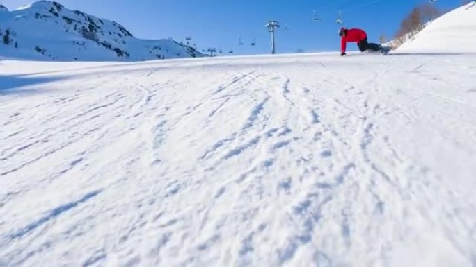 滑雪者在滑雪场上大转弯，背景为滑雪缆车