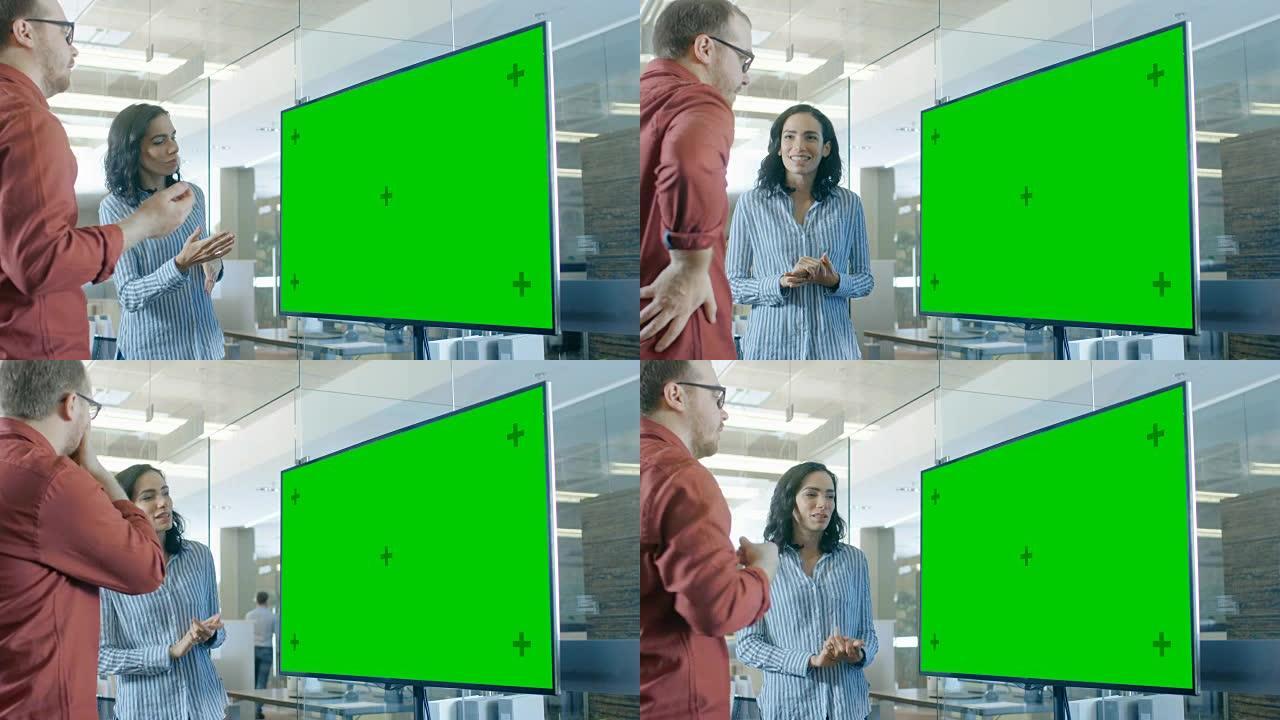 深夜，会议室里的男女讨论了模拟色度键绿屏电视。