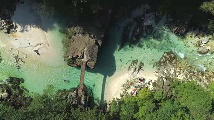 空中俯冲: 游客从木桥潜入清澈的河流