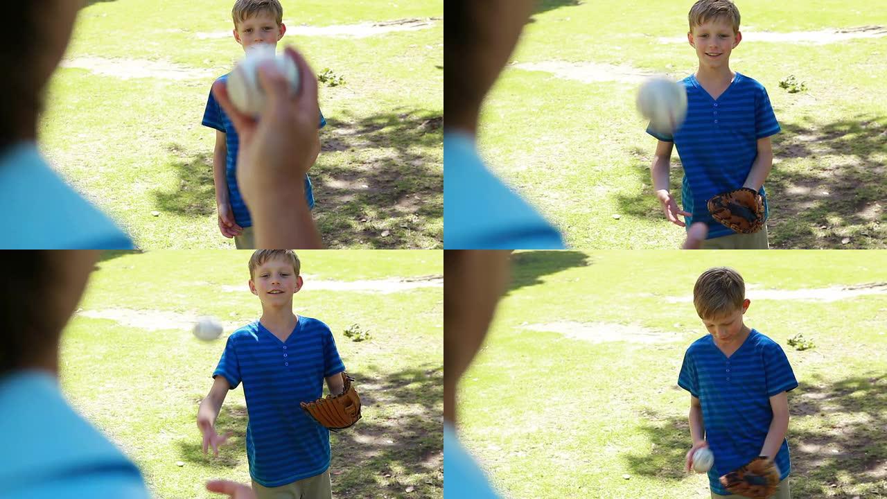 微笑的男孩玩棒球