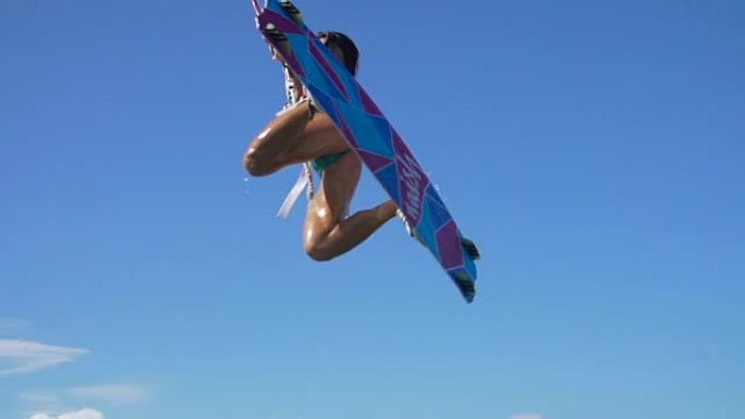 海洋中的女性风筝冲浪，极限夏季运动