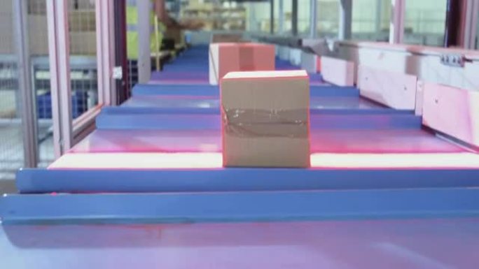 包裹正在邮政分拣办公室的皮带输送机上移动。方框视点。