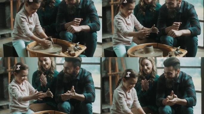 父母支持女儿学习如何制作陶器