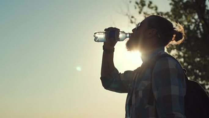 男人在阳光下喝水