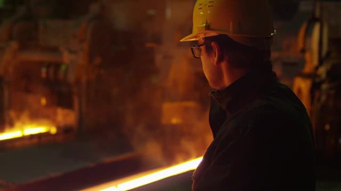 铸造厂戴着安全帽的重工业技术员肖像。工业环境。