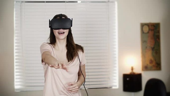 女人在VR中与3D虚拟伙伴共舞。