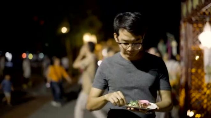瘦男人喜欢在泰国当地夜市吃饭