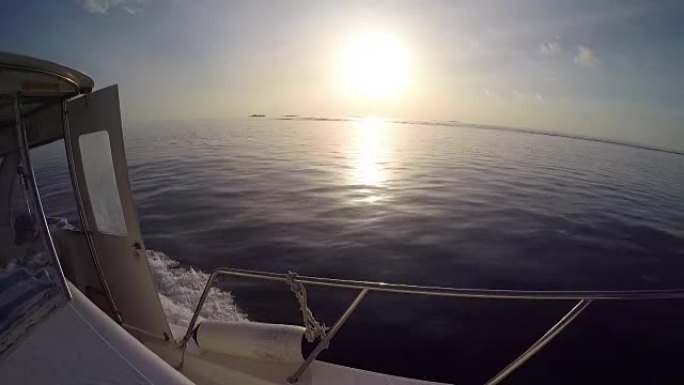 日落时在海浪中风中航行 (高清) 帆船在马尔代夫海上航行时以全高清拍摄。