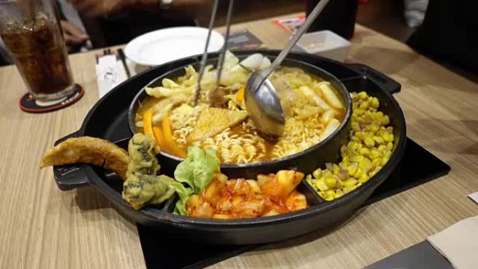 韩国火锅“Budae Jjigae”或“Army Stew”是融合了美国风味的韩国美食