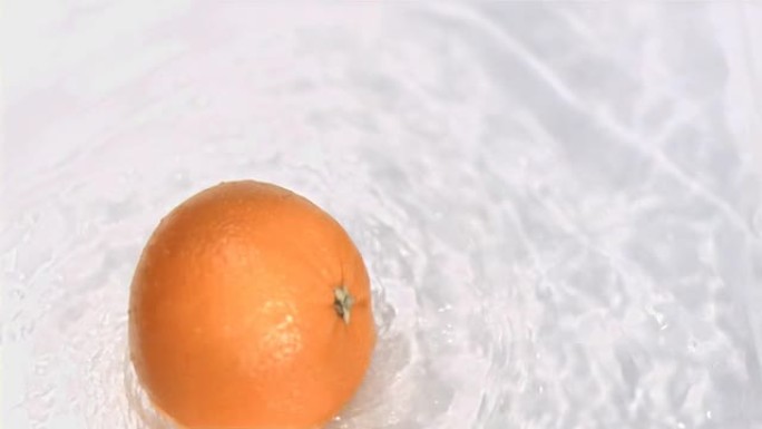 橙色以超慢动作变成水
