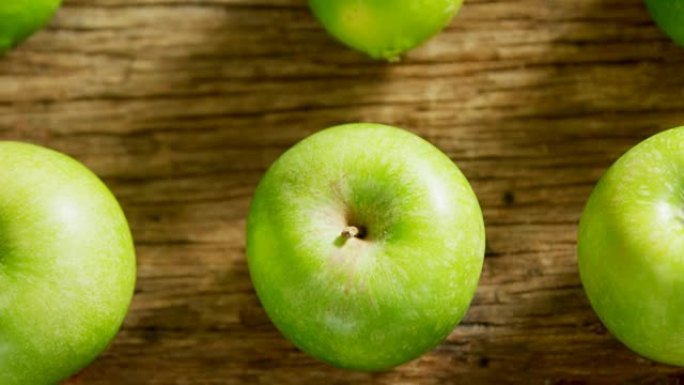 绿苹果和切成薄片的柠檬排列在木桌4K 4k