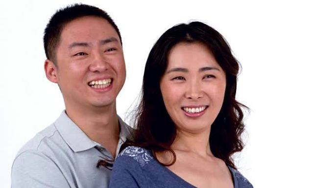亚洲微笑夫妇拥抱的肖像