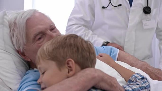 慈爱的爷爷在病房拥抱孙子