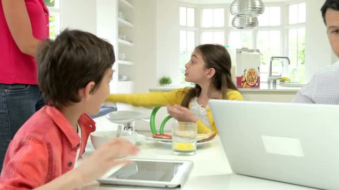 早餐桌上的数字设备的家庭争论