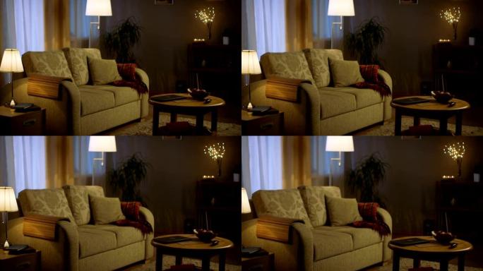 晚上客厅的长镜头。灯亮着，颜色柔和舒适。