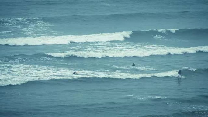 冲浪者在海上掀起海浪