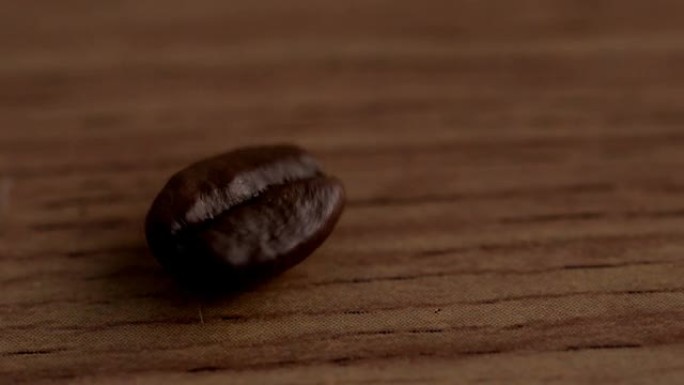 咖啡豆在木质表面旋转