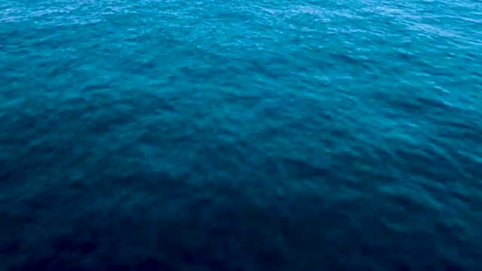 蓝色海水上戏剧性的低空飞行