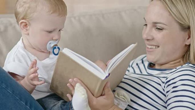 年轻的母亲给婴儿读故事