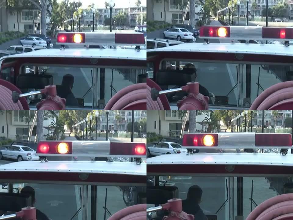紧急情况：消防车、警报器和灯顶部视图