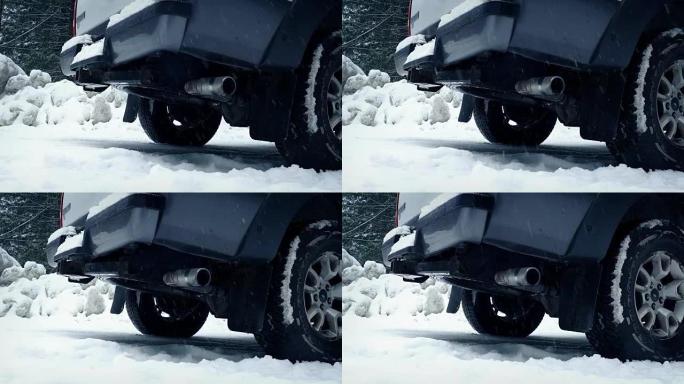 在白雪皑皑的风景中驶过卡车