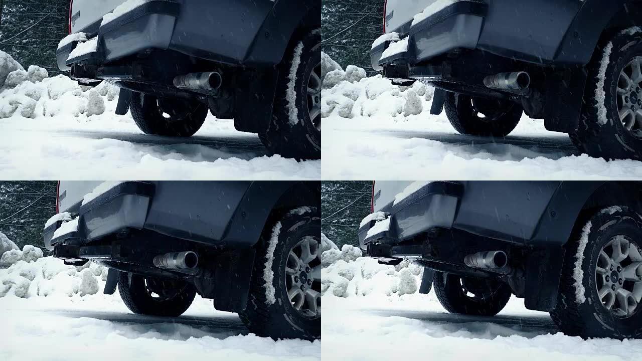 在白雪皑皑的风景中驶过卡车