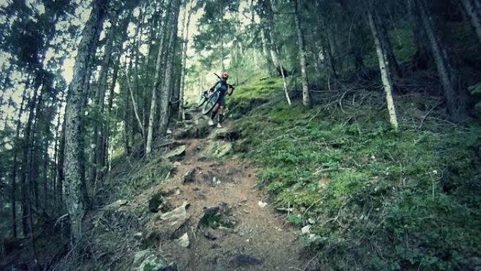 山地自行车视频：森林中崎岖不平的赛道