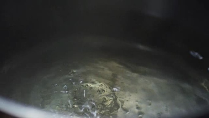 平底锅里煮沸的水