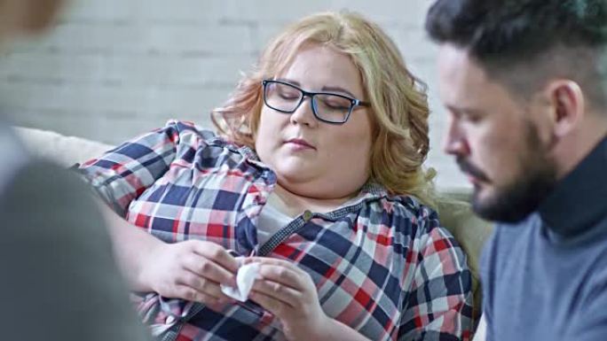 女性肥胖患者与心理治疗师交谈
