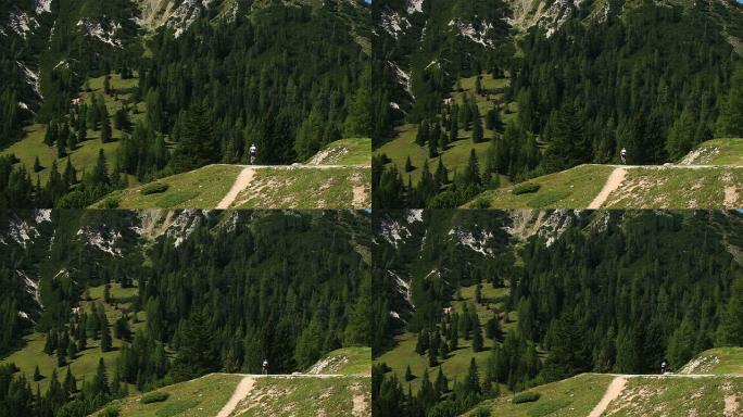 高清山地自行车手在高山景观