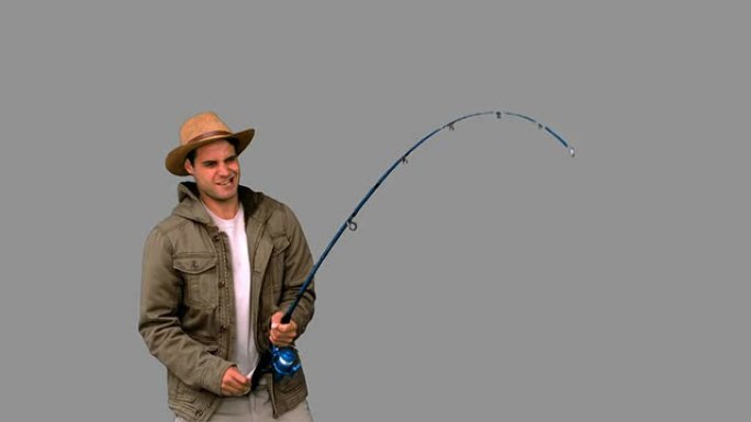 男子在灰色屏幕上钓鱼时努力