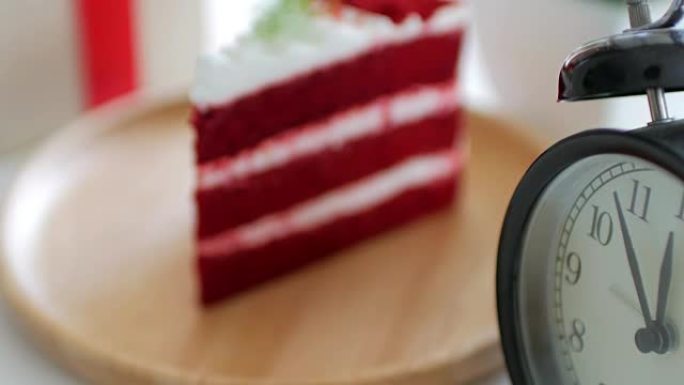 白色桌子上的木制盘子上的红色蛋糕草莓奶油蛋糕
