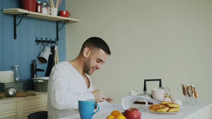 清晨，帅哥在家吃早饭的时候，在厨房里收到喜讯读信