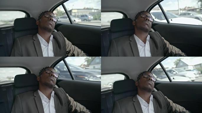 非洲商人睡在汽车后座上