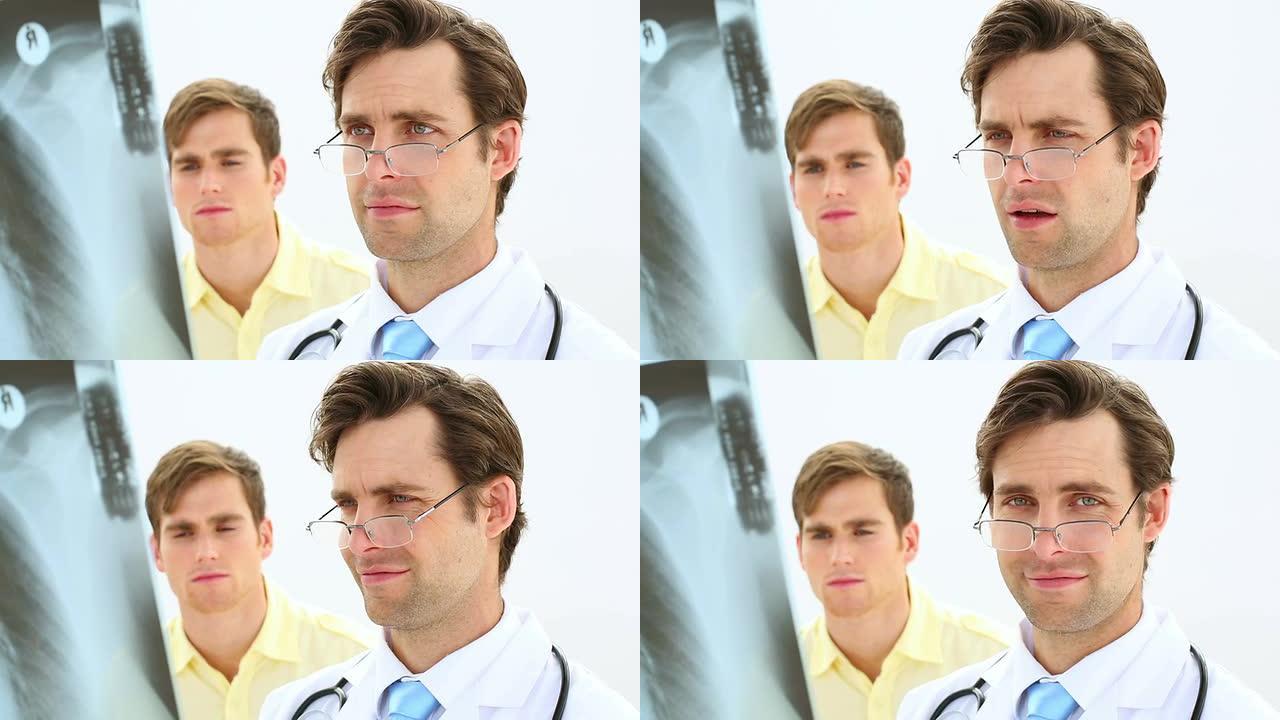 医生用病人和点头看着x光