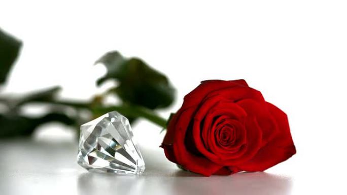 白底红玫瑰旁边的钻石纺纱