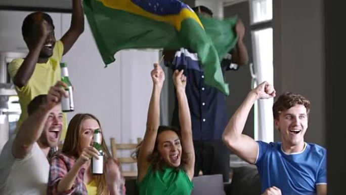 巴西运动队的球迷在看电视比赛和庆祝进球