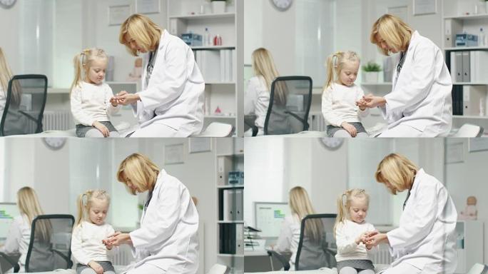 女医生正在检查一个小女孩的手。护士在后台工作。