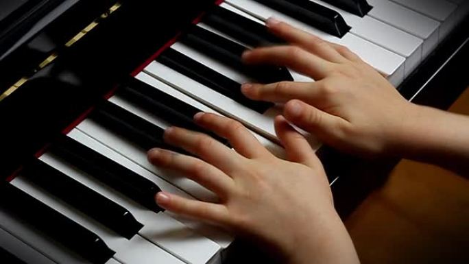弹钢琴的孩子视频素材