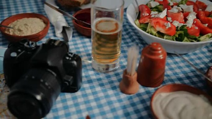 游客在传统的希腊餐厅吃地中海美食