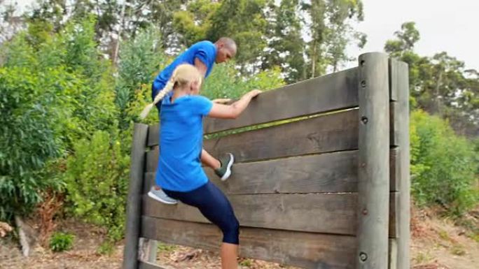 适合男人和女人在障碍赛中爬木墙