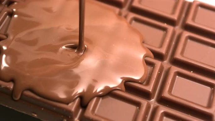 融化的巧克力倒在酒吧上