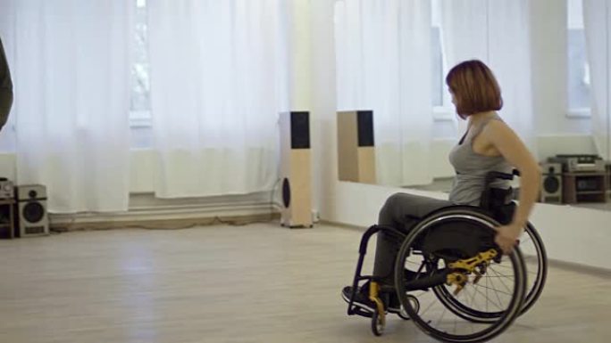 双腿瘫痪的美女在轮椅上跳舞