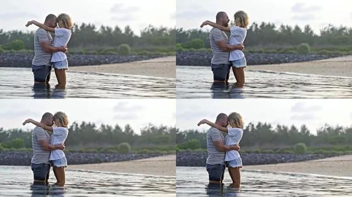 相爱的情侣拥抱在水中